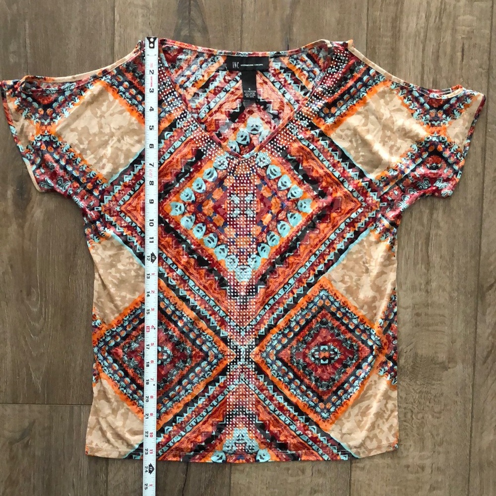Worn once - INC INTERNATIONAL CONCEPTS Cold Shoulder Graphic Blouse - Picture 6 of 7